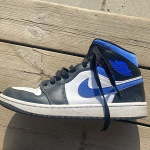 Air jordan 1 mid ” white black royal - dem är i bra skick storlek 42,5💗äkta säljer dem åt min kompis dem var för små för han💗 skriv till mig om du är intresserad, inte under 1000