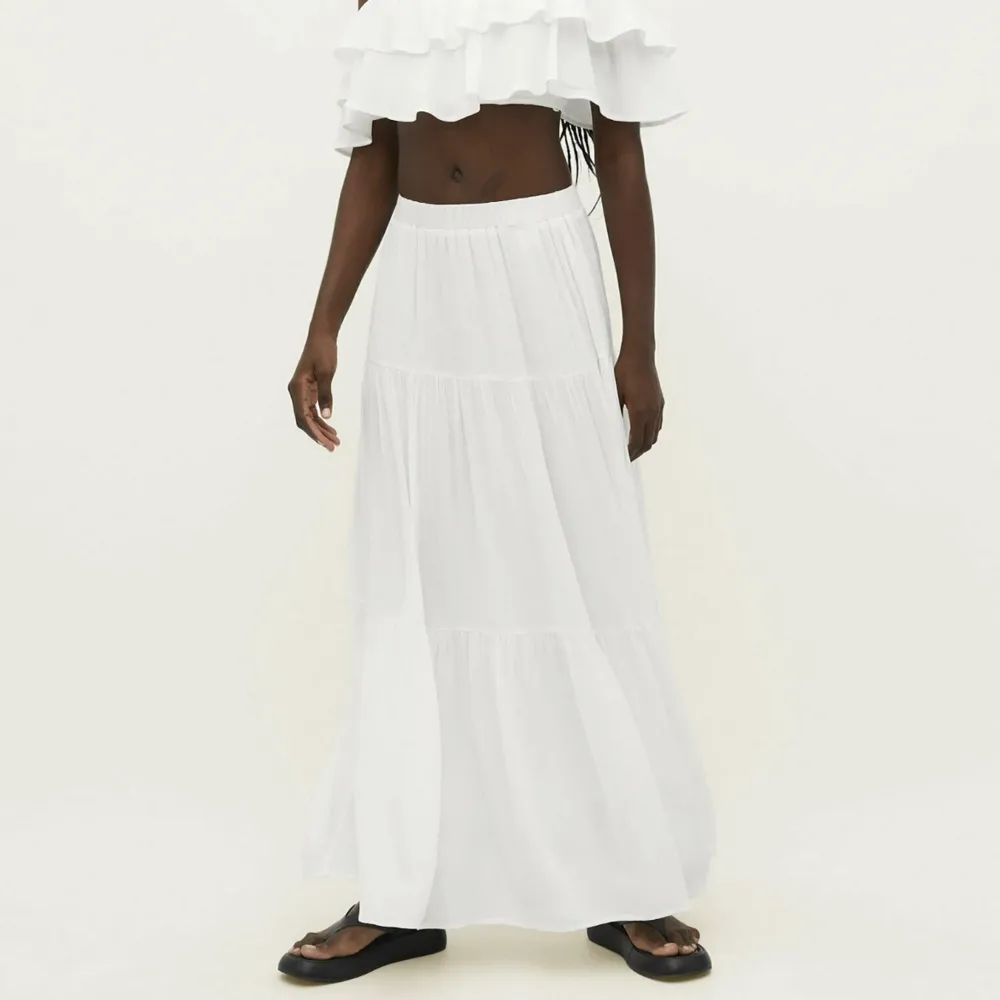 Säljer en jätte fin lång vit kjol. Aldrig använd och lapparna kvar! Säljer för 400❤️❤️. Kjolar.