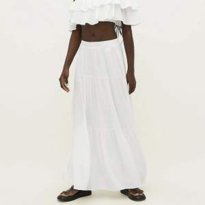 Säljer en jätte fin lång vit kjol. Aldrig använd och lapparna kvar! Säljer för 400❤️❤️