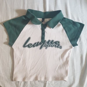 Topp - Säljer en jätte fin topp, den är använd några gånger men den är fortfarande i ett bra skick och den är ifrån h&m. Färg är grön och vit 