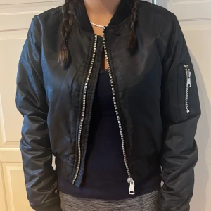 Ny bombar jacka aldrig använt:) - Bombar jacka från lager 157 som inte säljs längre. Aldrig använt men super snygg