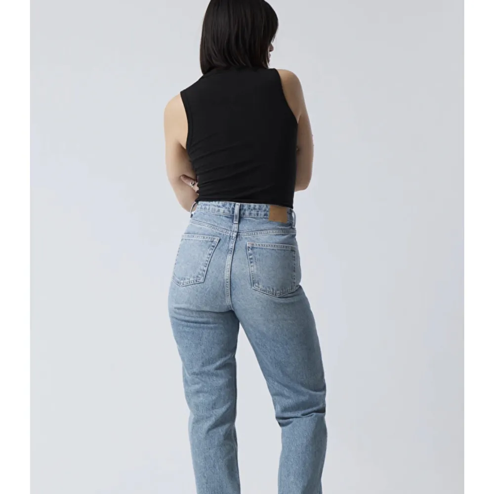 Jätte fina weekday jeans i storlek 26/30. Dom är i bra skick, säljer då de blivit väldigt små för mig samt att de ej är min stil längre. Ord pris: 590kr 🥰. Jeans & Byxor.