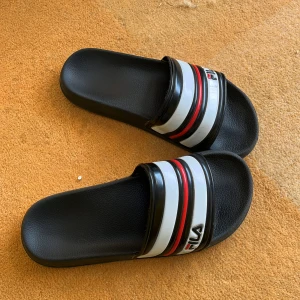 Fila-tofflor - Fina och väldigt lite använda. 