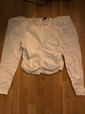 En ”blus” - Knäppning där bak