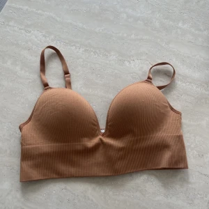 Sport bh - Sport bh/mjukis topp från hm. Passar b-d kupa ca 