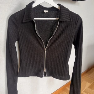 Långärmad topp  - Långärmad snygg topp från Nelly i strl S. Den är i mkt fint skick! 