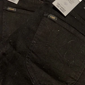 Två par svarta lee jeans.  - Säljes pga fel storlek.
