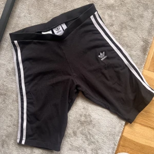 Adidas bikershorts  - adidas bikershorts strl S, knappt använda! 