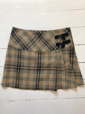 Rutig kjol  - Söt rutig kjol med mean girls vibe, säljer pga av för liten till mig 