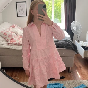 Klänning  - Säljer denna fina klänning från Zara, passar till allt. Slutsåld på hemsidan, använd fåtal gånger. Storlek S. 