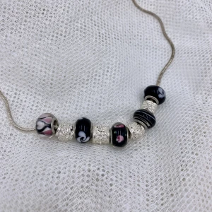 Pandora liknade halsband  - Halsband som liknar Pandora halsband, vet ej om de är äkta Pandora halsband därav priset!