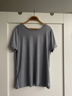 Glitter tshirt - Silvrig glittrig tshirt!!! Knappt använd, och så nice till tema-fester elr finare tillfällen!🤍 Kan användas åt båda hållen