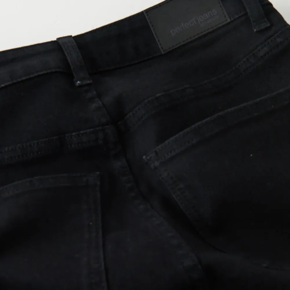 Säljer för dom bara kommit till användning 1gång. Dom är i ny skick och väldigt fina på💓nypris: 500kr. Jeans & Byxor.