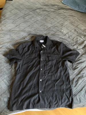 Skjorta från Weekday  - En fin kortärmad skjorta från Weekday! Väldigt fin till sommaren. Ostruken på bilden men de fixas vid köp! 