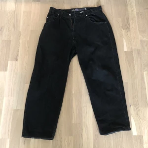 Levis silvertab - Svarta Levis silvertab i mycket fint skick. Obs är uppsydda