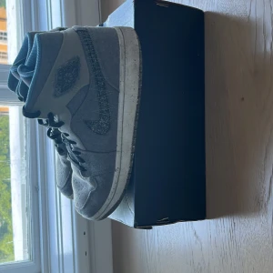Air Jordan 1 mid - Pris är diskuterbart!  Jag betalar för frakt! Super fina skor som är köpta på Nike.se hemsidan så de är defenetivt autentiska.  