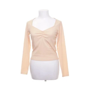 Topp - Söt topp från Monki i mycket bra skick. Tröjan har en krämig färg och skurning lite som ett hjärta. Storlek S 🌼 