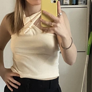 Linne med en twist - As gulligt gult linne perfekt till sommaren köpt på Gina förra året använt typ en gång💘💘tryck på köp nu!!