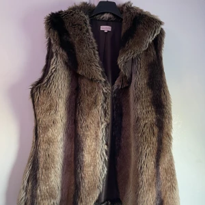 Fusk pälsväst - Används ej därför den säljs. Denna väst har inte använts mer än 3-4 gånger och är i väldigt bra skick