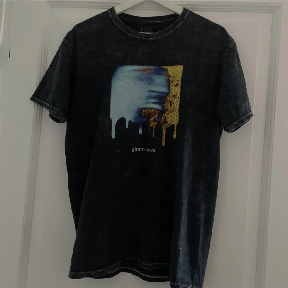 Acidwashed Joji-tshirt köpt från hans hemsida 2020! Storlek M, sparsamt använd. Kan mötas upp i Stockholm, eller frakta om du köper i appen! 💞. T-shirts.