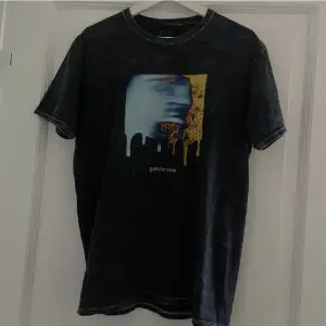 Acidwashed Joji-tshirt köpt från hans hemsida 2020! Storlek M, sparsamt använd. Kan mötas upp i Stockholm, eller frakta om du köper i appen! 💞