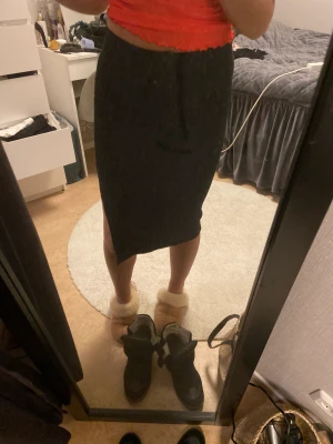 Kjol  - Ribbad kjol med slits 