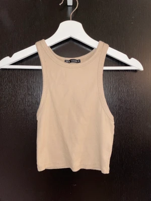 Zara linne beige - Jätte gulligt beiget linne från Zara, verkligen perfekt nu till sommaren😊🤩 Köparen står för frakten❤️