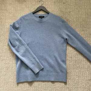 Paul & Friends tröja  - Säljer en riktigt snygg tröja som är i 100% marinoull. Den är köpt på NK i Stockholm. Den är knappt använd! Skick 9/10!  Hör gärna av dig om du har frågor!