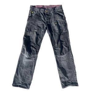 G-Star Raw Jeans - Jättefina G-Star byxor som jag säljer då dem inte används längre! Den är använda sparsamt och inga defekter förutom att dem är lite slitna längst ner på byxbenet då jag har råkat gå på dem.  Köparen står för frakt!