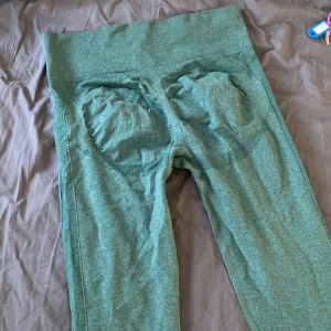 Gym tights  - Skit snygga och man får snygg rumpa i dom men dom är små i storleken så passar dom inte längre 