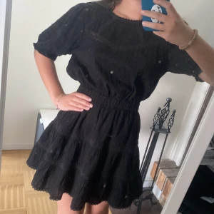 Zara klänning - Fin svart klänning från zara köpt förra vinter och bara använt en gång. Köpt för 499kr och säljer för 200kr, den är i storlek Xs men mina kompisar som är S passar även i denna!