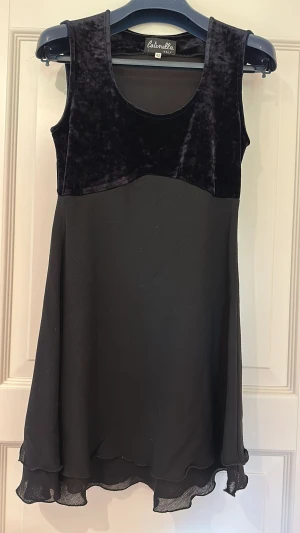 Klänning - Jätte fin klänning från Catenella med sammet upptill, nedtill är den relativt tunn. Använd fåtal gånger 