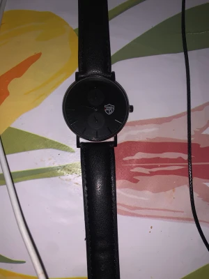 Svart klocka plus matchande halsband  - Hej jag säljer denna svarta klocka eftersom den är För stor för min handled och jag slänger även in ett matchande halsband till klockan priset kan diskuteras vid snabb affär vid fler frågor är det bara att höra av sig. Tack!