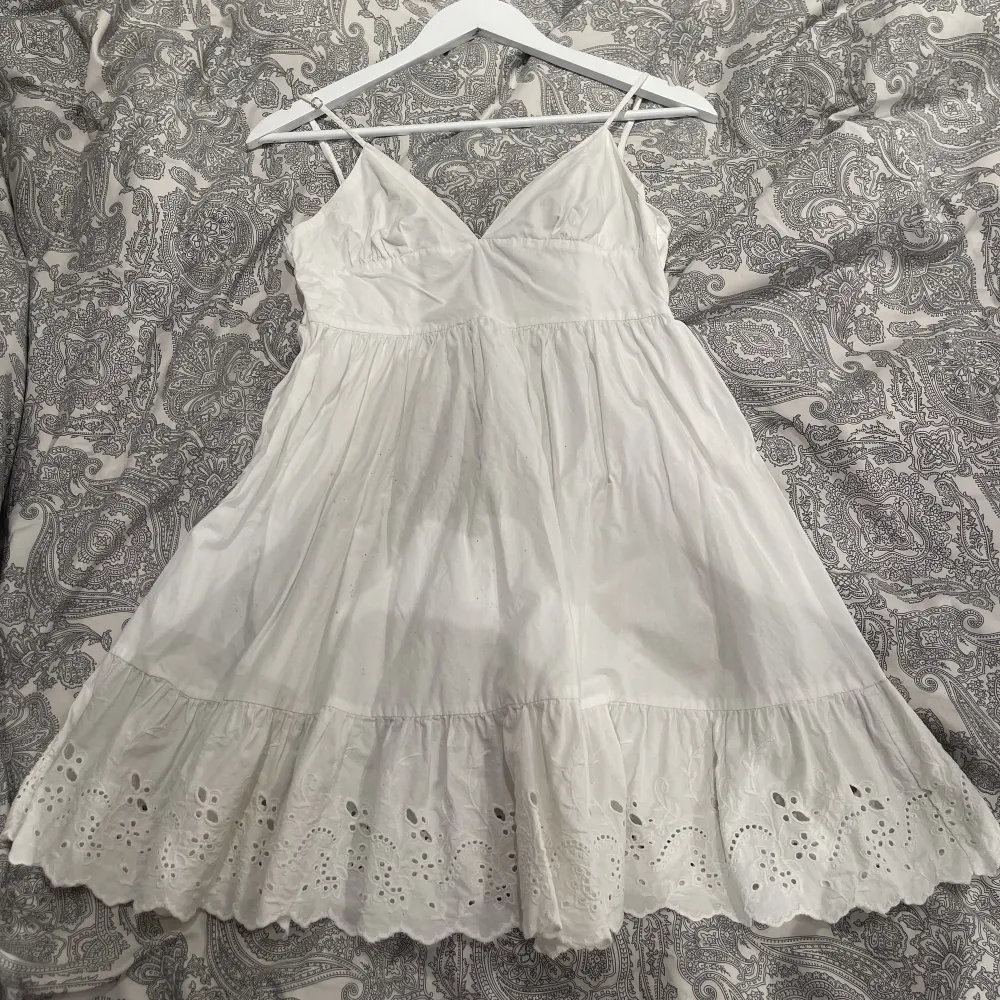 En vit zara klänning perfekt till skolavslutningen, kommer inte längre till användning💞. Klänningar.