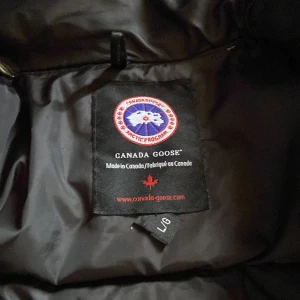 Canada goose väst  - Jag har storlek M i mina tröjor/jackor och västar och denna passar mig 