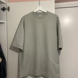 Zara T-shirt - Oversized Knappt använd Mycket bra skick.