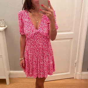 Klänning - Superfin somrig klänning som är använd en gång💕 