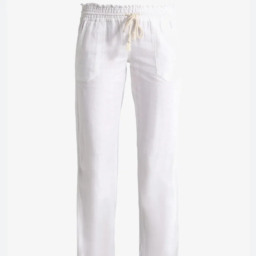 Vita linnebyxor från Roxy i storlek M.  Aldrig använda säljer pågrund av att de nt passa tyvärr 🌸. Jeans & Byxor.