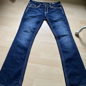 Miss me jeans  - Snygga miss me jeans som är bootcut. Inga tecken på användning. Köpte här på plick men de passar inte mig så därför säljer jag dom. I midjan är den storlek 30 (W30) men vet inte vilken längd men de är för långa för mig som är 160 cm.
