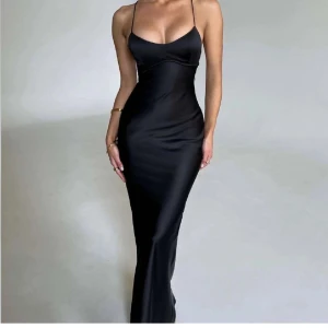 svart klänning  - världens finaste klänning med snörning i ryggen 🤩 kommer inte till användning här hemma längre 🫶🏼