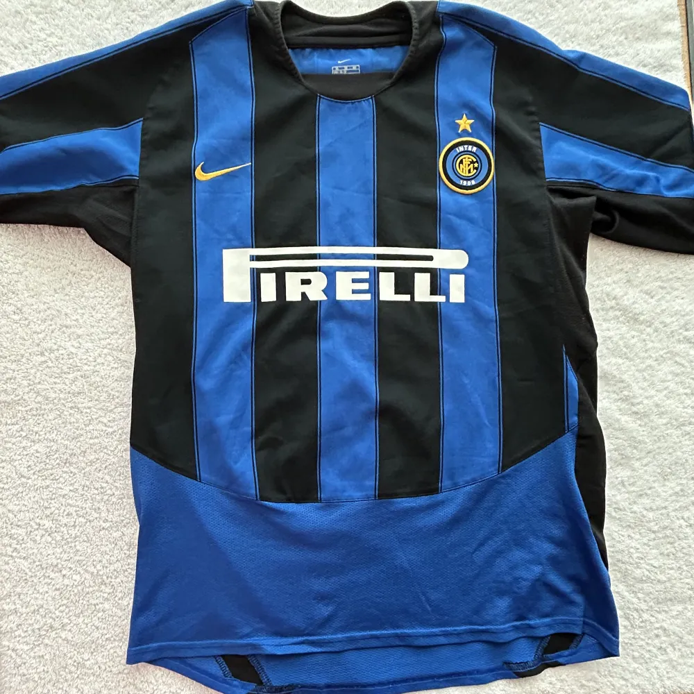Inters hemmatröja från 2003/2004 säsongen.  Storlek: S Skick: 8/10. T-shirts.