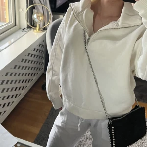 Bekväm och fin tröja med dragkedja upptill💖 - Supersnygg sweatshirt som funkar till allt året om🥰 Fin vit färg och använd fåtal gånger, i fint skick! 💓