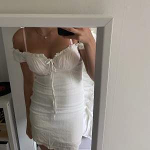 Sjukt söt klänning från bikbok som köptes förra året, har använts en gång🙃 Strl S, nyskick
