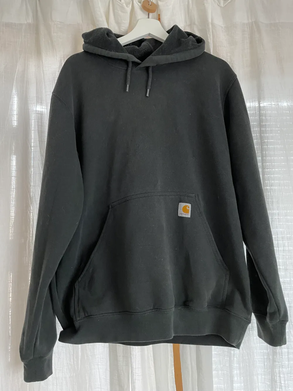 Säljer denna Carhartt hoodie då den har blivit för liten för mig, är i väldigt bra skick!. Hoodies.