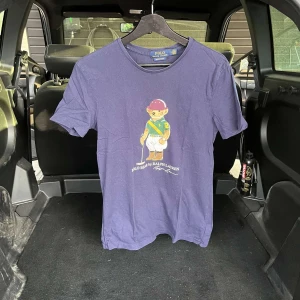 Polo Ralph Lauren T-shirt - Nypris: 1200kr Mitt pris: 500kr Skick: 7/10 Storlek: S  Färg: Mörk blå