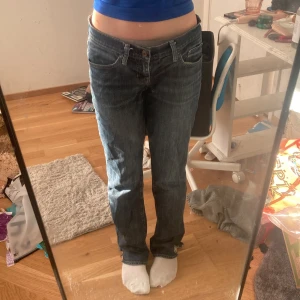 Lågmidjade jeans💘 - Lågmidjade jeans 💘 Säljer då de är lite för stora i midjan! Är XS, ca 168 cm 💘 Fungerar för någon som är mellan S och M, kanske lite större också 💘 Tar endast Swish, tryck inte på köp nu! <3