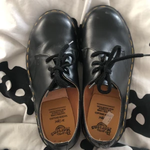 låga docs, lågt pris 😎 - ett par äkta dr martens i storlek 38. nästan helt perfekt skick, förutom en liten skrapa som syns i sista bilden. möts upp i Östersund eller postar (frakt skulle gå på ca 90kr). TRYCK EJ PÅ KÖP NU! skriv privat för att betala via swish. tack! 💋