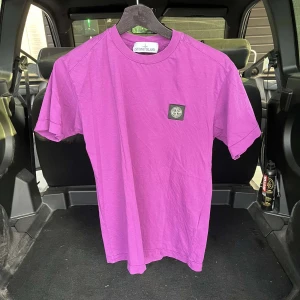 Stone Island T-Shirt - Stone Island T-Shirt Nytt pris: 1700kr Mitt pris: 800kr Skick: 8/10 Storlek: S