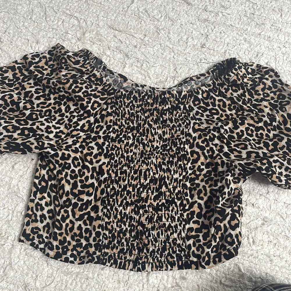 Leopard mönstrad mag tröja, fint skick. Jag säljer den pågrund av att den inte passar längre!❤️❤️. Toppar.