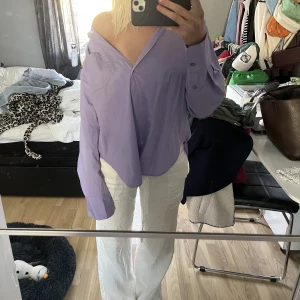 Skjorta  - En jättefin fin lila skjorta fårn Nelly som är aldrig använd me prislapp kvar